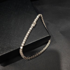 Pulsera de diamantes de lujo para novias, exportada de la India, con brillantes piedras de cristal, perfecta para bodas y fiestas, disponible para la venta. - Product Image 3