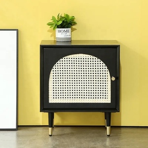 Superbe table de chevet en bois noir avec porte design Table de chevet en rotin noir avec pieds à pointe dorée pour chambre à coucher moderne - Product Image 1
