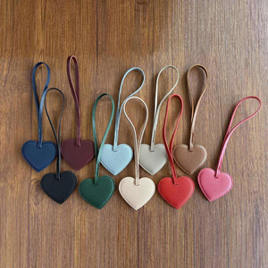 Ornements de Noël suspendus en forme de cœur en cuir coloré et breloques de sac avec sangles à boucles pour une utilisation polyvalente en décoration et pour les fêtes - Product Image 1