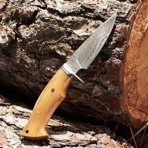 Cuchillo de Camping Hecho a Mano con Hoja Recta de Acero de Damasco, Mango de Madera de Olivo y Funda de Cuero - Product Image 6