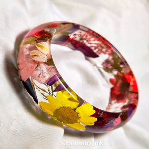 Brazalete de resina transparente con ilustraciones vibrantes de mariposas en el interior, disponible a precios de mayorista. - Product Image 5