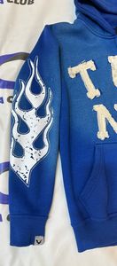 เสื้อฮู้ดดี้สตรีทแวร์พิมพ์ลายสกรีนพร้อมลายปักแบบดิสเทรสด้านหน้าสีซีดจาง แต่งซิปแบบพิเศษ ประดับด้วยคริสตัลรอบแขนเสื้อ - Product Image 2