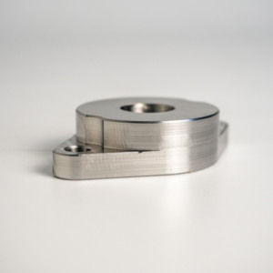 Rondelle en acier inoxydable usinée CNC sur mesure par AMT VINA, à deux trous, fabrication de précision pour le brochage industriel - Product Image 4