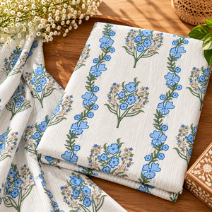 Tissu en coton tissé de qualité supérieure avec des imprimés floraux bleus pour la confection de vêtements et les projets de couture, ainsi que pour la décoration de la maison. - Product Image 2
