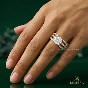 Bague de fiançailles en or jaune avec diamant de laboratoire rond brillant, bague de mariage à triple sangle fendue style Cathédrale - Product Image 6