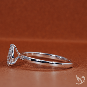 Bague solitaire en diamant de laboratoire de forme poire de 0,50 carat en or 18 carats |   Bijoux de fiançailles certifiés IGI - Product Image 4