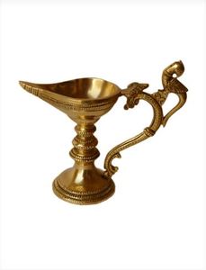 Kansawala de latón texturizado en tono dorado, esencial para Pooja - Product Image 1