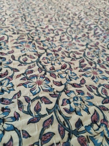Couvre-lit Bohème Imprimé Floral et Oiseaux, Style Moderne, Toutes Saisons, en Coton Patchwork Fait Main du Rajasthan, Blanc et Bleu, pour Maison et Hôtel - Product Image 3