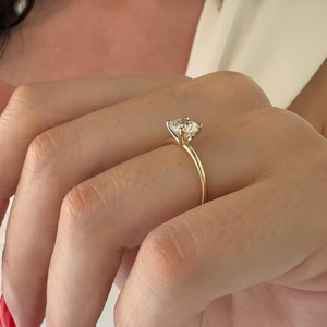 Bague de fiançailles solitaire classique pour femme en or 10K plaqué rhodium, sertie d'un diamant de laboratoire rond de 1 carat, certifié IGI - Product Image 2