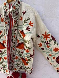 Veste bomber d'hiver pour femmes, en velours respirant et écologique, à motifs floraux bohèmes brodés à la main en Inde - Product Image 2