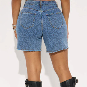 Shorts de mezclilla ajustados rasgados para mujer, de cintura media, estilo casual de verano, elásticos, 100% algodón, con bolsillos y efecto desgastado. - Product Image 5