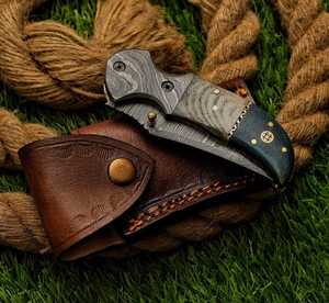 Cuchillo de bolsillo de acero de Damasco hecho a mano de 8 pulgadas - Cuchillo plegable con bolster de Damasco y mango de madera de filo recto, exquisito - Product Image 3