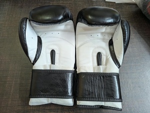 Gants de boxe en cuir PU 16oz avec logo personnalisé pour le kickboxing, le sparring et l'entraînement aux arts martiaux, à doigts complets, à enfiler - Product Image 2