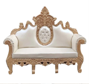 Sofá tipo trono para bodas, con respaldo alto, tapizado con botones blancos y bordes de madera tallada en dorado, disponible a precios de mayorista. - Product Image 4