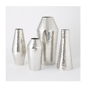 Jarrones de Metal Plateado Martillado de Lujo |   Colección de Floreros Geométricos de Acero Inoxidable Cromado Brillante para Decoración del Hogar - Product Image 3