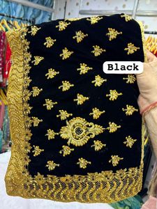 Sari en velours associé à un chemisier en soie Malai, stylé avec des broderies lourdes et détaillées, un travail manuel soigné et une bordure élégante et raffinée. - Product Image 3