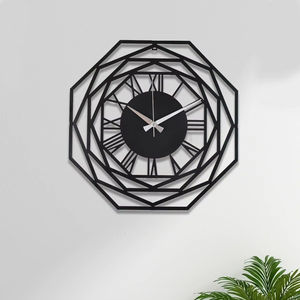 Horloge murale géométrique en métal superposé avec chiffres romains et finition noire contemporaine pour intérieurs modernes - Product Image 1