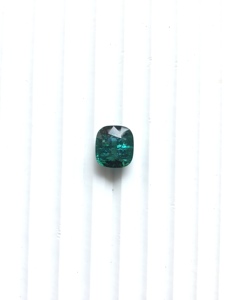 Piedra de turmalina verde natural de 7.28 quilates con corte cojín para la elaboración de joyería fina. - Product Image 3