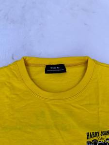 เสื้อยืดแขนสั้นสีเหลืองสำหรับผู้ชาย ยี่ห้อ Harry Johnson ทรงปกติ ผ้าคอตตอนเจอร์ซีย์ คอเสื้อแบบลำลอง พิมพ์ลายดิจิทัลที่หน้าอก - Product Image 4