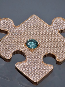 Pendentif de luxe en or 18 carats rempli de moissanite, micro-pavé, taille brillant ronde, motif géométrique, pour usage quotidien - Product Image 6