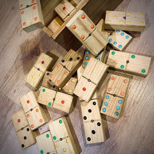 Juego de Dominó Doble Seis de Madera de Colores ILAHI, 28 Piezas, Ecológico, Tallado y Grabado, Diseño Antiguo, Caja Rectangular Alta de Madera - Product Image 1