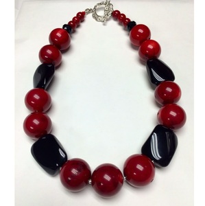 Collier artisanal en résine et perles de bois, rond, rustique, bijou statement, orange-brun, artisanat naturel - Product Image 5