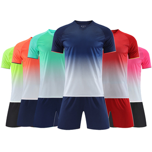 Tenues de football personnalisées OEM de haute qualité, unisexes, grandes tailles, séchage rapide, légères, respirantes, anti-humidité, uniformes d'équipe pour l'été - Product Image 1