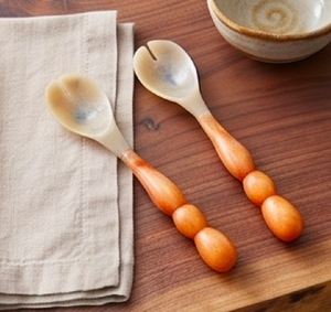 Lot de 2 cuillères à tête de corne en résine orange, design artisanal, légères, sans danger pour les aliments, pour la vaisselle, les fêtes et l'hôtellerie - Product Image 4