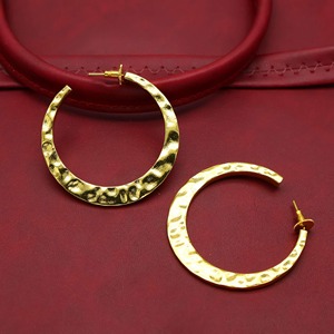 ต่างหูห่วงทองเหลืองชุบทอง ดีไซน์วงกลมแบบตอกลาย งานฝีมือโลหะ - Product Image 4