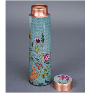 Botella de Agua Metálica Verde Oscuro Tradicional con Tapa de Cobre y Diseño Minimalista para Viajes - Product Image 6