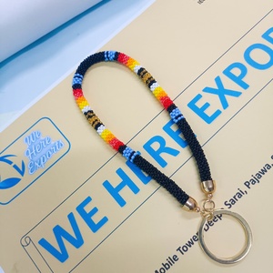 WE HERE EXPORTS Porte-clés de poignet tendance pour femme, fait main, avec perles imitation perle et pierres, à insérer dans les ongles, cadeau, bleu, rouge, jaune - Product Image 1