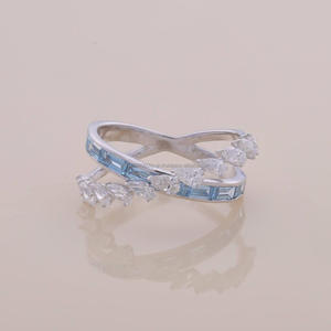Bague ouverte en or blanc avec double bande et feuille, sertie de moissanite bleue taille baguette, pour femme, idéale pour mariage et fiançailles - Product Image 1
