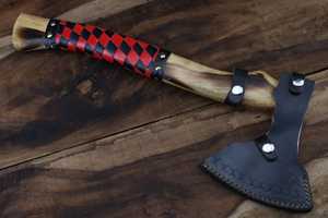 Hache viking forgée à la main, lame en acier à haute teneur en carbone, manche en bois enveloppé de cuir noir et rouge, outil de survie avec étui en cuir - Product Image 6