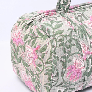 Sac de voyage matelassé floral avec motif de fleurs roses et de feuilles vertes pour les voyages et les week-ends, sacs de voyage indiens imprimés à la main - Product Image 4