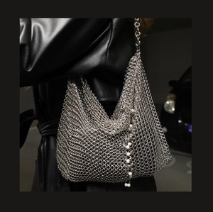 Bolso de Mano Personalizable de Malla Metálica con Estilo Moderno y Diseño de Anillos para Amantes de la Moda y un Look a la Moda - Product Image 4