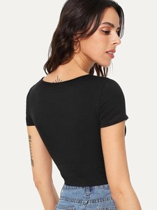 Crop top noir à manches courtes avec découpe, col rond, tricoté, coupe ajustée, style streetwear, imprimé animal, logo sur le devant - Product Image 4