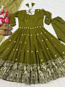 Salwar Kameez moderne en soie épaisse et croustillante pour les occasions de mariage et de fête de Diwali, spécial Karwa Chauth - Product Image 5