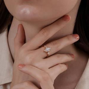 Anillo de compromiso con diamante de laboratorio certificado IGI, corte marquesa, con diamantes laterales de corte cometa, anillo de tres piedras, oro de 18 quilates - Product Image 4