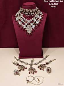 Parure de collier et boucles d'oreilles de mariée Kundan en zircon, style indien orthodoxe, en alliage plaqué bronze antique, motif floral imitation, tendance - Product Image 3