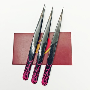 Pinzas para Extensión de Pestañas de Acero Inoxidable de Marca Privada Revamp International, Antiestáticas, Diseño de Red con Brillo Plateado y Negro - Product Image 2