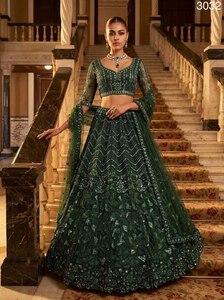 ชุดเลเฮนกาสำหรับเจ้าสาวแบบตาข่ายสุดพิเศษจาก AARIKA TEXTILE ประดับเลื่อม ลูกปัด ปักดิ้นเรซัม ปักลายแบบซาร์ดอซี พร้อมเสื้อและผ้าคลุมไหล่ คอลเลคชั่นชุดพื้นเมือง - Product Image 4
