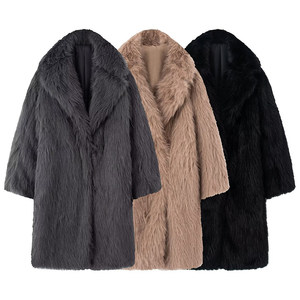 Élégant manteau poncho noir en fausse fourrure avec manches longues et texture moelleuse, vêtement d'extérieur d'hiver, longueur midi, design ouvert sur le devant - Product Image 6