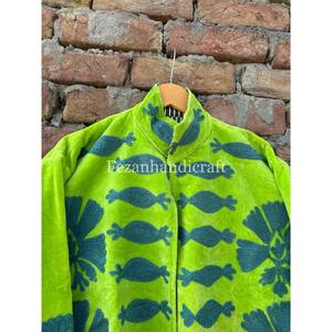 Chaqueta Acolchada de Terciopelo con Bordado Suzani y Patrón Floral, Cosida a Mano, con Cuello Alto y Dos Bolsillos Laterales, de Secado Rápido, Venta al Por Mayor - Product Image 3