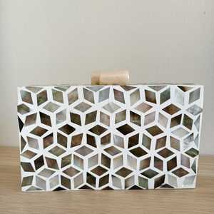 Pochette de soirée de luxe artisanale en nacre incrustée, avec un design élégant et distinctif - Product Image 3