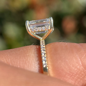 Anillo de Bodas con Diamantes Cultivados en Laboratorio, Corte Esmeralda, 3.20 Quilates en Total, Internamente Impecables, Certificados por IGI, Engaste Invisible en Oro, Clásico - Product Image 5