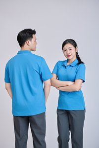 Chemise décontractée à manches courtes pour homme, bleu ciel, logo sur le devant, col contrastant, tissu tricoté, doux et durable, marque FMF, fabrication vietnamienne OEM - Product Image 4