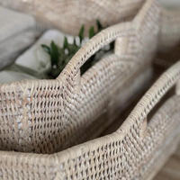 Plateau carré en rotin tressé à la main avec poignées intégrées, pièce de rangement décorative polyvalente pour la mise en scène de tables basses superposées