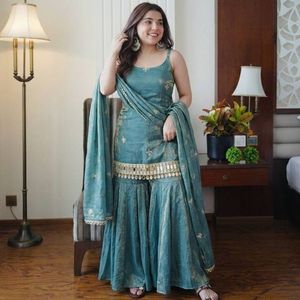 Ensemble Sharara Palazzo en soie brodée de sequins et de motifs miroir, avec haut sans manches à grande ampleur et dupatta de créateur assorti - Product Image 2