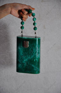 กระเป๋าคลัทช์เรซิ่นสีเขียวทำมือจากอินเดียสำหรับผู้หญิง กระเป๋าถือทรงกล่องประดับลูกปัด ดีไซน์หรูหราสำหรับงานเลี้ยงตอนเย็น ของขวัญสุดพิเศษ - Product Image 4