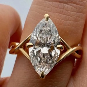 Anillo de Compromiso de Oro Amarillo con Diseño Moderno, Moissanita de 925 Quilates, Corte Marquesa de 3.0 Quilates, con Certificado IGI y Claridad VVS para Mujer - Product Image 3